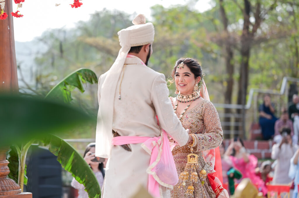 candid wedding photographer Solapur capturing real emotions