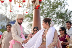 Read more about the article Wedding Candid Moments That Tell Your Love Story