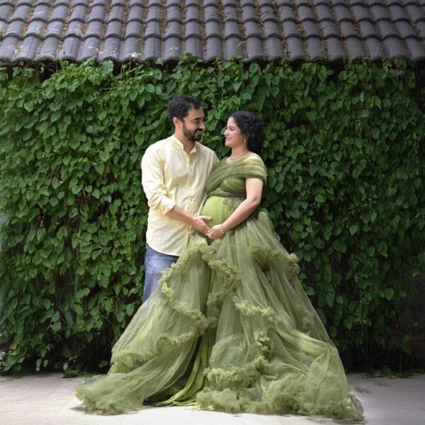 Traditional maternity photography in Solapur with Indian ethnic styling