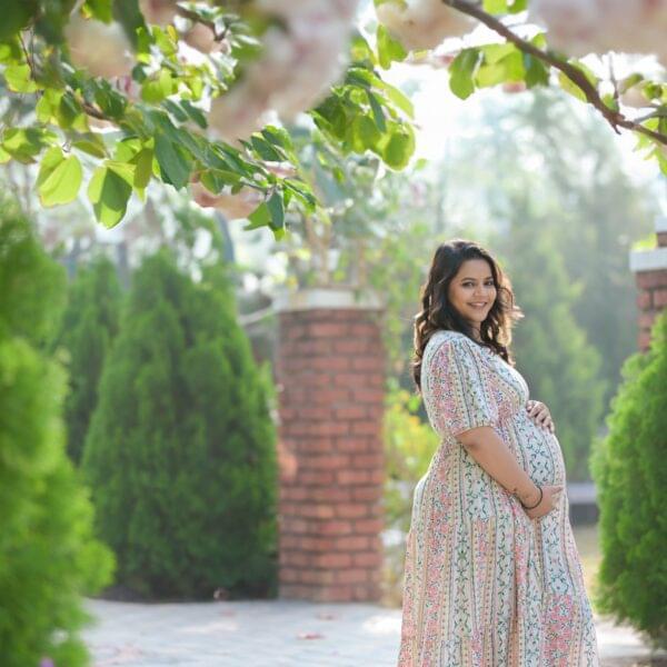 Maternity photoshoot near Pandharpur by Solapur maternity photographers