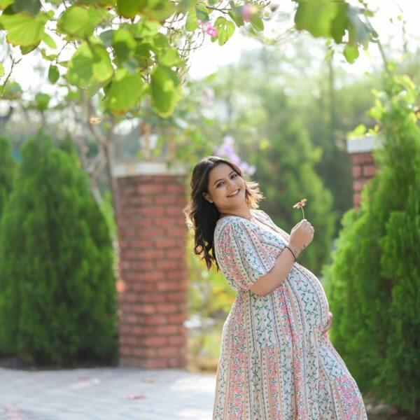 Outdoor maternity photographers in Solapur capturing sunset maternity session
