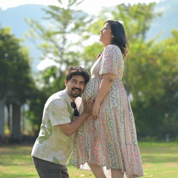 Creative maternity photoshoot in Solapur with floral theme setup