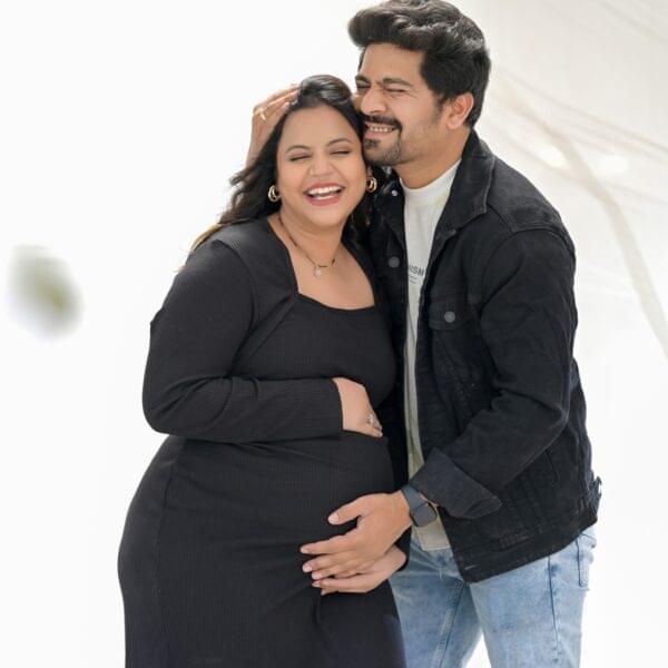 Family maternity photoshoot in Solapur with parents and sibling