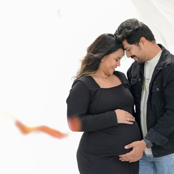 Maternity photoshoot near Pandharpur by Solapur maternity photographers