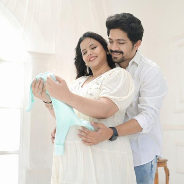 Baby bump close-up in maternity photography session in Solapur