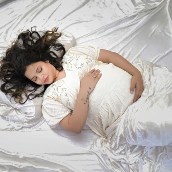 Best maternity photographers in Solapur creating luxury maternity portrait