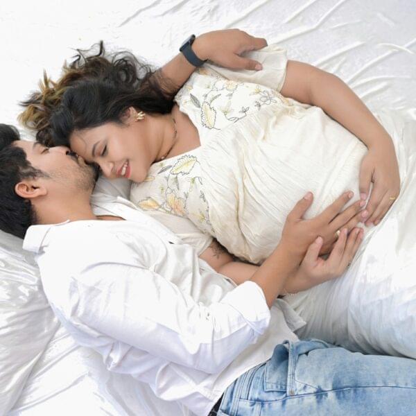 Best maternity photographers in Solapur creating luxury maternity portrait