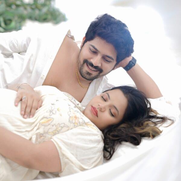 Family maternity photoshoot in Solapur with parents and sibling