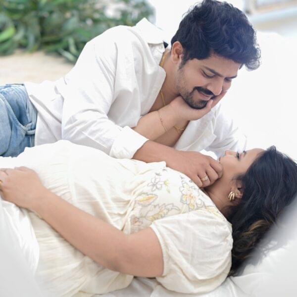 Traditional maternity photography in Solapur with Indian ethnic styling